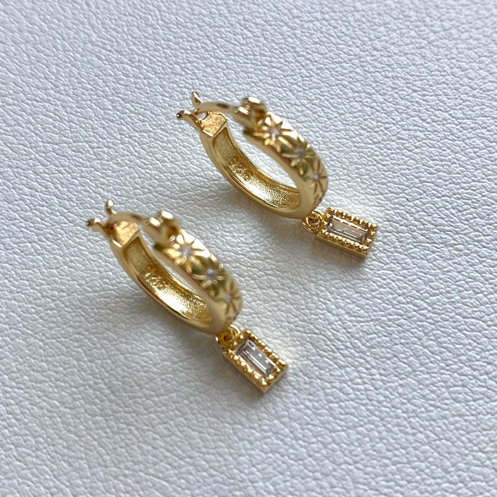 Gold hoop earrings with baguette drop - Picture 2 of 4